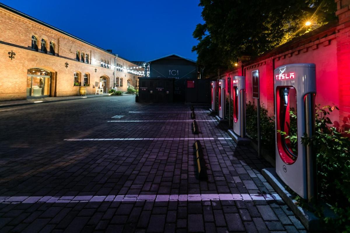 City Park Hotel & Residence Познан Екстериор снимка Tesla Supercharger in Warsaw, Poland