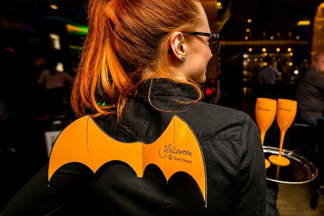 City Park Hotel & Residence Познан Екстериор снимка A waitress wearing the iconic bat wings